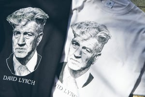 ボンジュール レコードが故デヴィッド・リンチのプリントTシャツを発売　ザ・サルベージズに別注