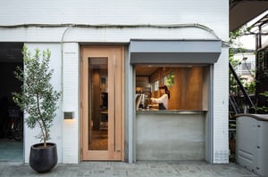 建築家 上林剛典がデザイン、喫茶店「プルート」が三軒茶屋にオープン　インテリアの販売も