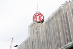 三越伊勢丹HD、3ヵ年の中計は目標対比200％以上で着地　2年連続最高益更新