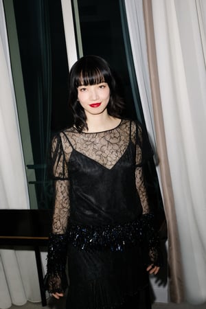 小松菜奈がカンヌ国際映画祭レッドカーペットに登場　シャネルの服とメイクをまとう