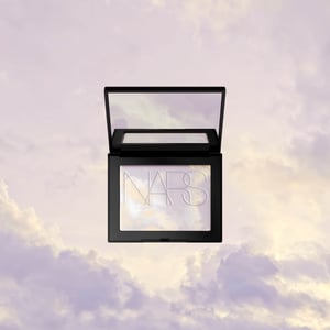 「NARS」マーブル模様の“リフ粉”が登場　クールパステルの輝きで明るく澄んだ肌へ