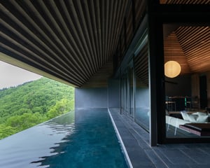大自然のパノラマに囲まれながら湯治を体験「NOT A HOTEL MINAKAMI （TOJI）」に泊まってみた