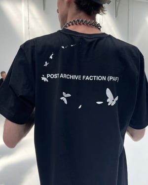 ポスト アーカイヴ ファクション、新作コレクションを展開　猫や詩をTシャツにプリント