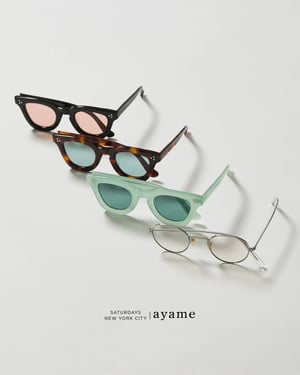 サタデーズ ニューヨークシティが「アヤメ」とコラボ、限定カラーのサングラス2型を発売