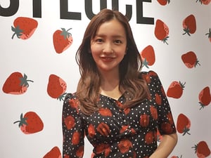 「女性を勇気づけたい」　板野友美が自身のブランドに込めた想い