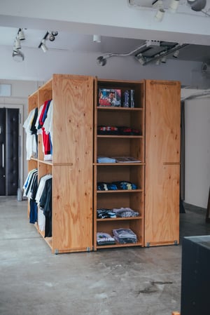 ウェーバーがアポイントメント制の店舗をオープン、店舗什器はトリップスターがデザイン