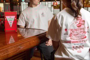 チャムスがNY発ダイニングチェーンとコラボ　限定メニューとTシャツを販売