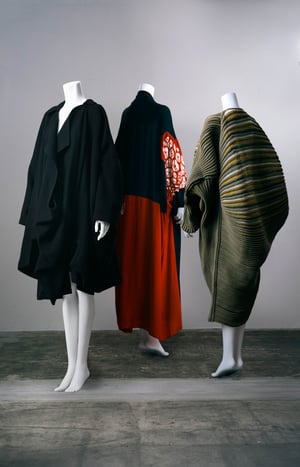 LA MUSEUM、フィジカル展覧会を渋谷で開催　マルジェラやマックイーンなど全50体を展示