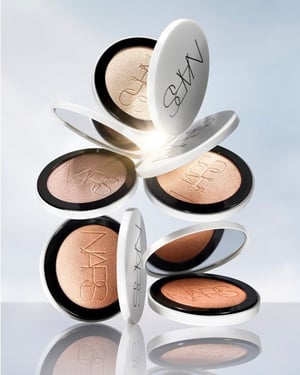 「NARS」の“リフ粉”から上品な光沢放つ新感覚ハイライト　パーフェクトに輝く肌へ