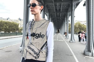香港発トポロジーが初のアパレルアイテム発売　着るバックパックを展開