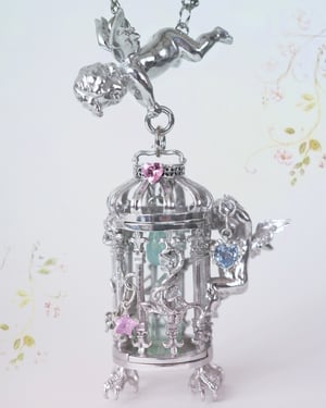クリストファー・ローデンの個展が西麻布で開催　異形のぬいぐるみ作品を展示