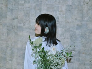 橋本愛が戯れるジル サンダーの“野花の庭”──銀座で咲く＜エデン＞