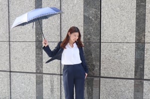洋服の青山がUVカットのセットアップスーツを発売、紫外線遮蔽率は99.9%