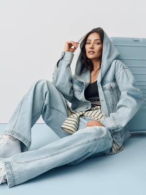 ギャップが女優 シェイ・ミッチェルのブランド「ベイス」とコラボ、アパレルやスーツケースなど発売
