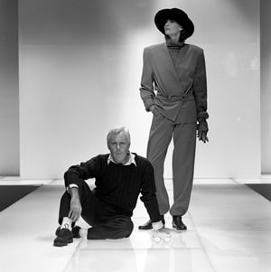 ジョルジオ アルマーニがミラノでアーカイヴ展開催、ブランド50年の歩みを紹介　ランウェイショーも