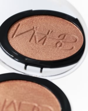 【日々是コスメ】「NARS」のハイライターで夏の鋭い陽射しも味方に