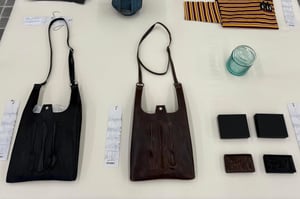 「コッキ（KHOKI）」から初の小物が登場、本物の裁縫道具やカトラリーを埋め込んだ2型