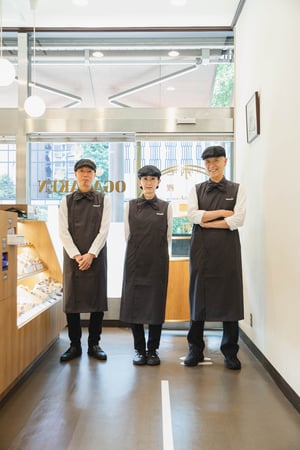 ミントデザインズが「巴裡 小川軒」の制服をデザイン、ショップやパッケージも装いを新たに