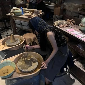 カフェ併設の陶芸教室「ROUTE POTTERY」　暑い日は室内でモノづくりに挑戦