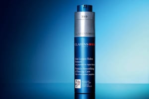 クラランスがメンズ用エイジングケア乳液を発売　フェイスラインが際立つ精巧な顔つきに