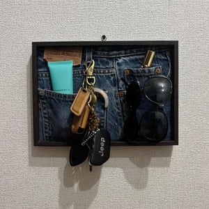 海外で注目、小物を飾れるデニムの「額縁DIY」とは