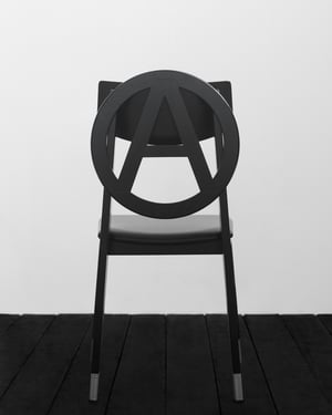 アンダーカバーが座面を黒のレザーで統一した「アナーキーチェア」を発売