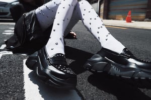 ウェルダンがアキコアオキとコラボ　メリージェーンやローファーなどシューズ6型を展開