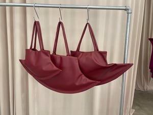 「リュウノスケオカザキ」が初のバッグを発売、今年9月にはイギリスの博物館「V&A」で展示