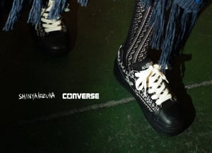 シンヤコヅカがコンバースと初コラボ、刺繍を施したスニーカー発売