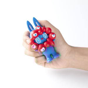 ラブブとミャクミャクのコラボフィギュアが登場、期間限定で抽選販売を実施　価格は4400円