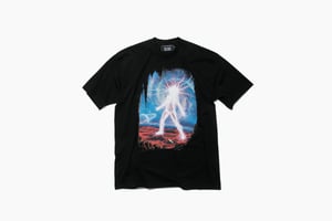 「グラウンズ」が初のウェアコレクションを発売　アントワープのアーティストとのコラボTシャツ6型を展開