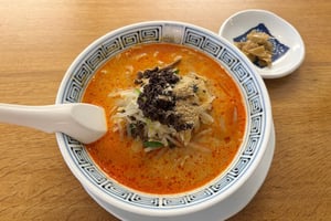 坦々麺が人気、青山の隠れ家的中華の名店「希須林」を紹介