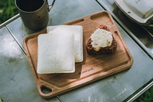 ローソンがスノーピークと初コラボ、「キャンプ飯」から着想を得たおにぎりとランチパックを発売