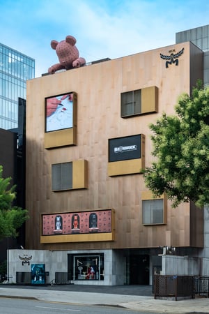 MCMが「ベアブリック」とコラボ　韓国・ソウルの旗艦店で没入型展覧会を開催