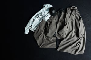 「メンズビギ」が旗艦店をオープン　菊池武夫や中田慎介と手掛けた50周年記念アイテムを発売