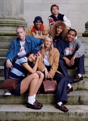 A.P.C.がマーク ジェイコブスとコラボ　80年代のカレッジスタイルに着想した全26型を発売