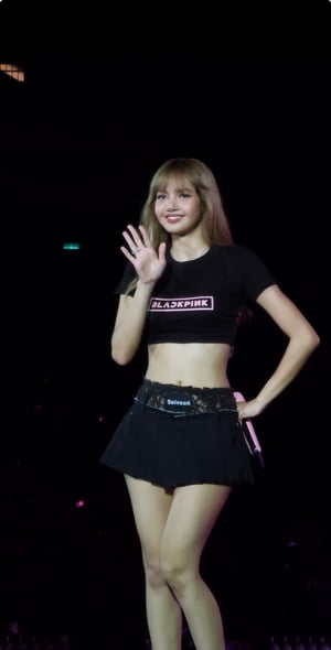 BLACKPINK リサ、日本のテキスタイルメーカーの特注フロッキーレースを用いたスカートをライブで着用