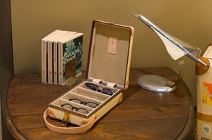 グローブ・トロッターが金子眼鏡とコラボ　アイウェア専用キャリーケースを発売