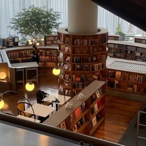 約2万5000冊の本やコミックを収蔵、天王洲アイル駅直結の「The Library Lounge」