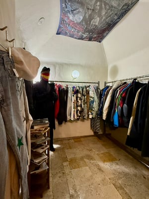 ファッションストア「SEVENSTARCLOTHING」が代官山に実店舗をオープン　コム デ ギャルソンなど展開