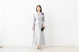 小野田紀美大臣が閣僚認証式で着用した銀色のスーツは「ソワール ドルチェ」