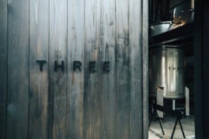 THREEの蒸留所が佐賀県唐津市呼子町にオープン　体験イベント開催や限定品の販売も