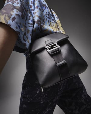 フェンディがメンズの新作「フェンディ フラックス クロスボディ」バッグを発売　スムースカーフレザーを採用