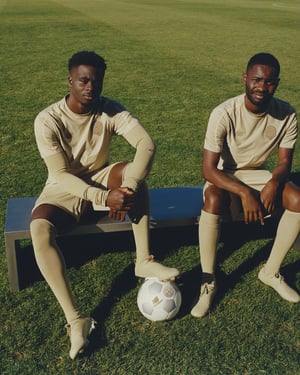 ストーンアイランド × ニューバランス新作、コンパスロゴを配したフットボールシューズ「Furon v8」発売