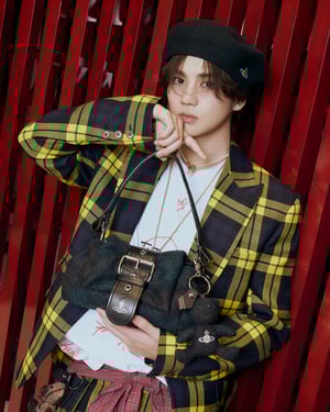 吉野北人がまとう「ヴィヴィアン・ウエストウッド」のホリデースタイル