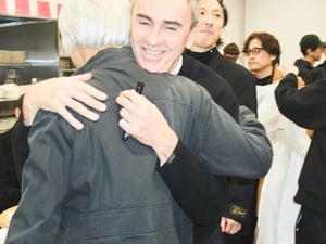 「人生に残る時間」ラフ・シモンズがDSMGでのアーカイヴ販売で来日　“再会”に涙ぐむ場面も