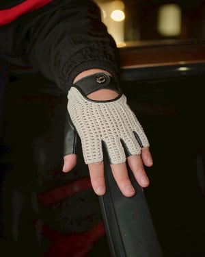 スタイリスト服部昌孝による「プロショップ服部」がデンツに別注したグローブを発売