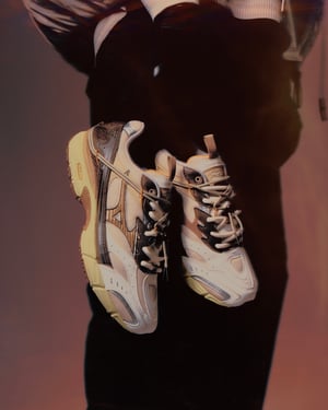 ミズノがドイツのスニーカーブティックとコラボ、未来の世界を表現したスニーカーを発売