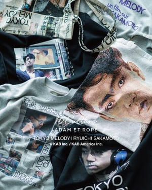 アダム エ ロぺが坂本龍一のドキュメンタリー4K上映を記念　テンカルチャーとのコラボグッズ発売