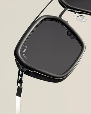 マイキータがオーエーエムシーと初コラボ　独自素材を用いたアイウェアを発売